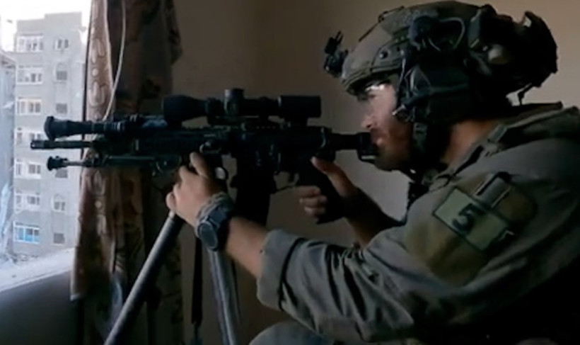 Korkunç trajedi videoda ortaya çıktı: Keskin nişancılar bir aileyi yok etti - Resim : 1