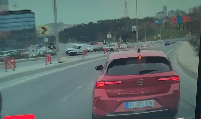 Trafikte gergin anlar: Sürücü kapıyı zorladı, araç hareket edince düştü - Resim : 1