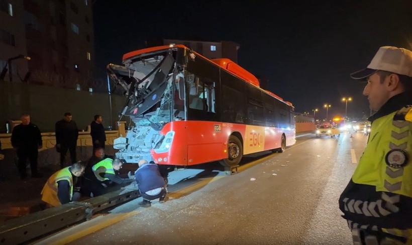 Ankara'da belediye otobüsü üst geçide çarptı. 24 kişi yaralı - Resim : 2