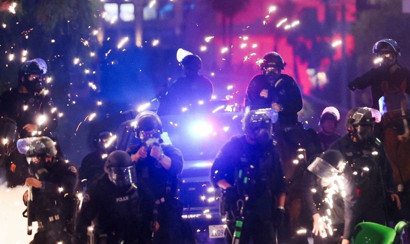 Los Angeles meydan muharebesi: Protestocular polisle çatıştı - Resim: 15