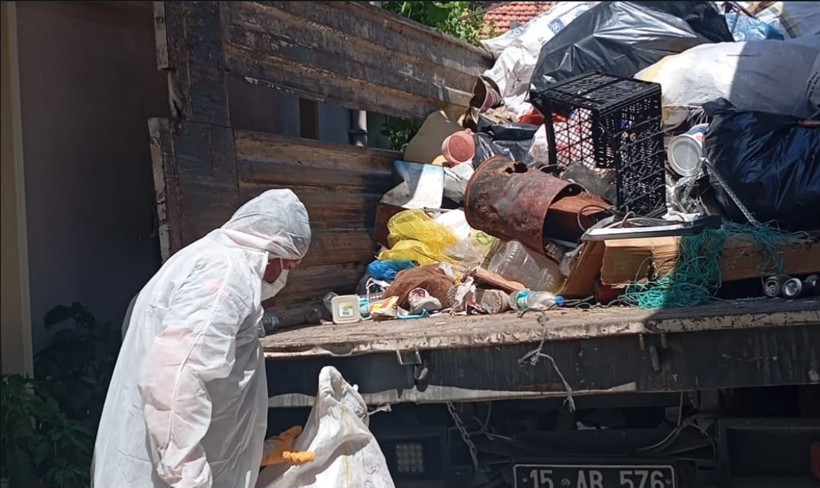 Burdur'da kötü kokunun kaynağı çöp ev çıktı - Resim : 1