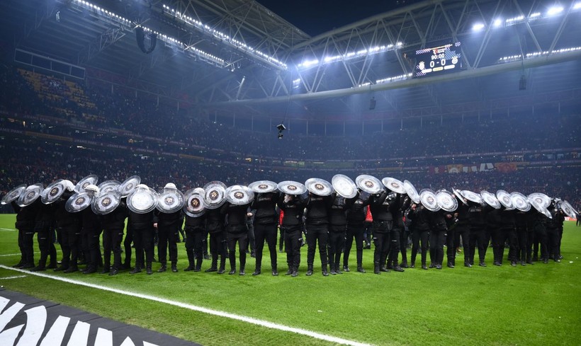 Derbiye damga vuran görüntü: Polis ortadan ikiye böldü! - Resim: 4