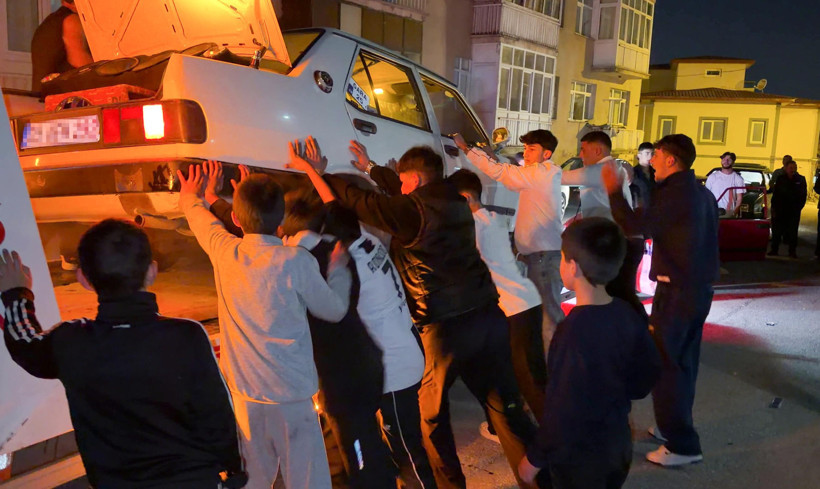 Meşalelerle kız istemeye gitti! &Ccedil;ekicideki otomobile patinaj yaptırdı - Resim : 6