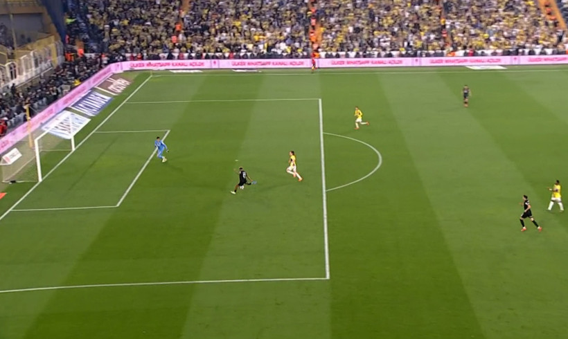 Derbide akılalmaz hata: Beşiktaş'a golü hediye etti - Resim : 1