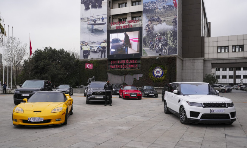 Emniyet'in bahçesi oto galeriye döndü: Biri fenomen isme ait - Resim : 1