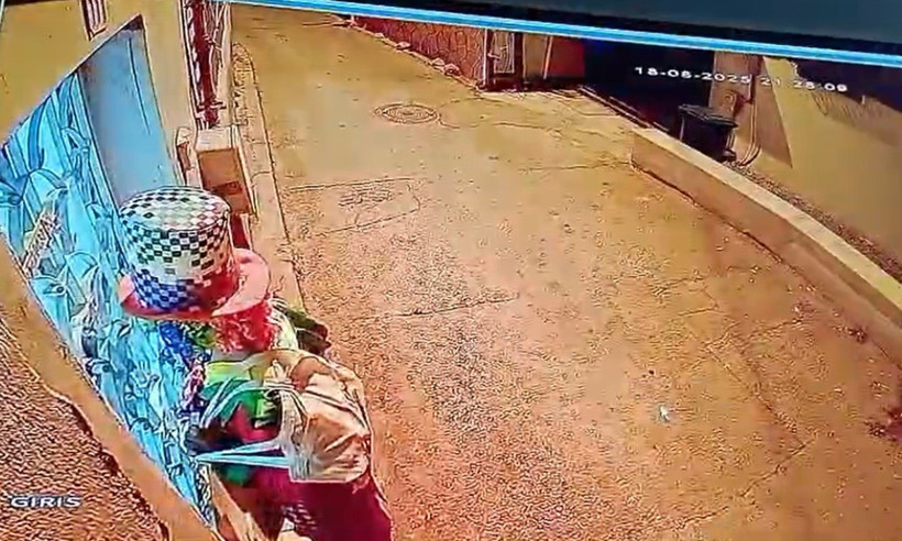 Palyaço kıyafetli bıçaklı kişi mahalleliyi tedirgin etti - Resim : 3