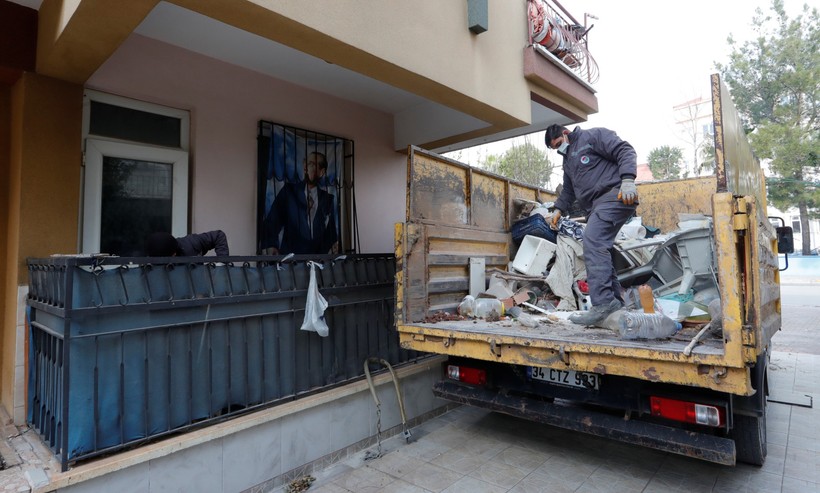 Kötü koku gelen daireden 2 kamyon çöp çıktı - Resim : 2