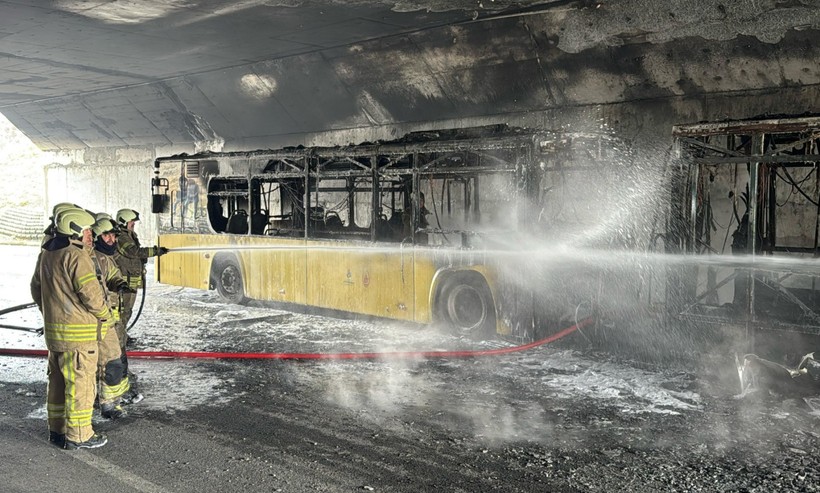 Başakşehir'de İETT otobüsü yandı - Resim : 1