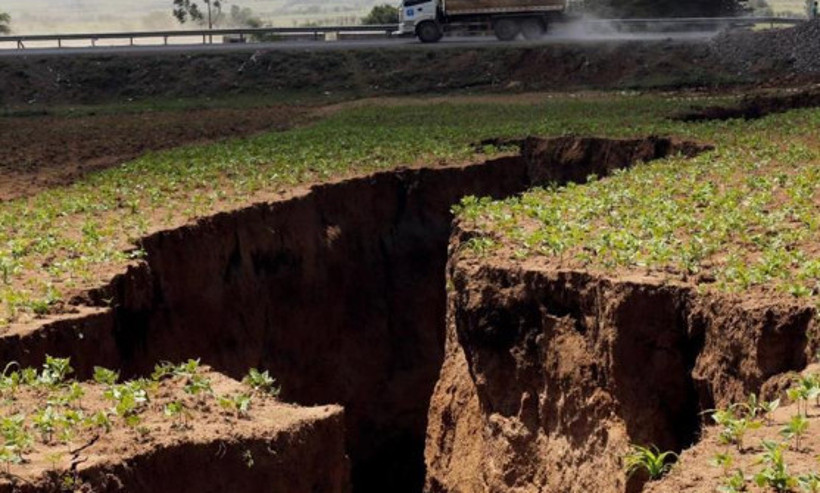 Afrika Kıtası'nı ortadan ikiye b&ouml;l&uuml;yor. Yerin 2 bin 900 kilometre altında tespit edildi - Resim : 1