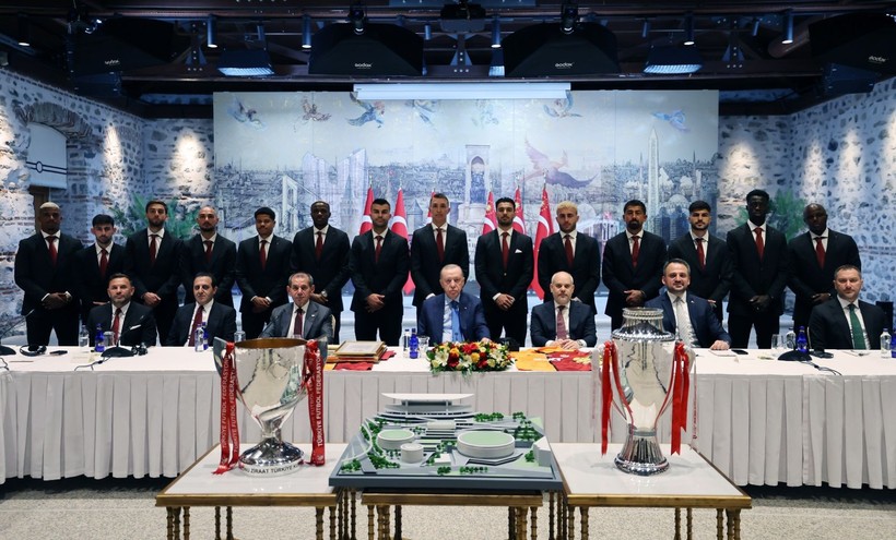 Osimhen'den Erdoğan'a hediye: Dolmabahçe'de buluşma - Resim: 1
