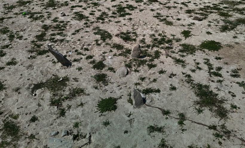 Kuraklık, 70 yıllık mezarları ortaya çıkardı - Resim : 1