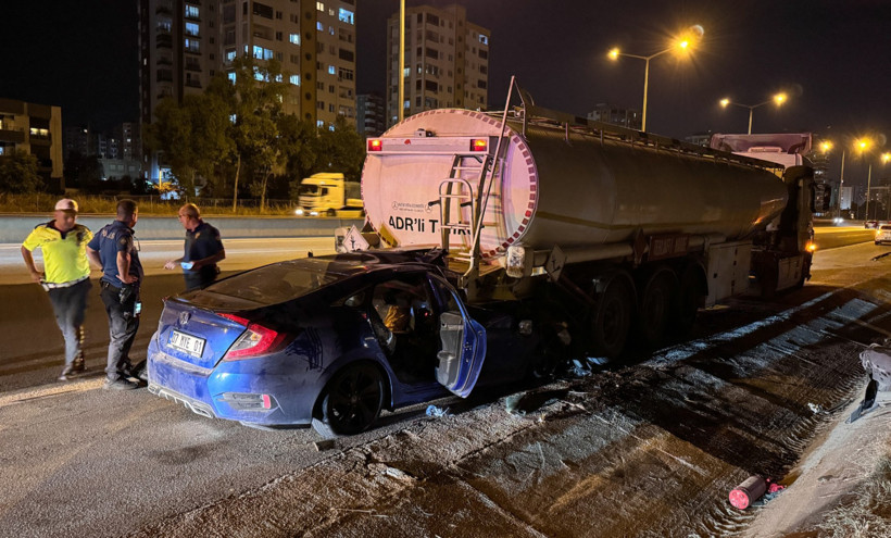 Tankere çarpan otomobilin sürücüsü hayatını kaybetti, 2 çocuk yaralandı - Resim : 1