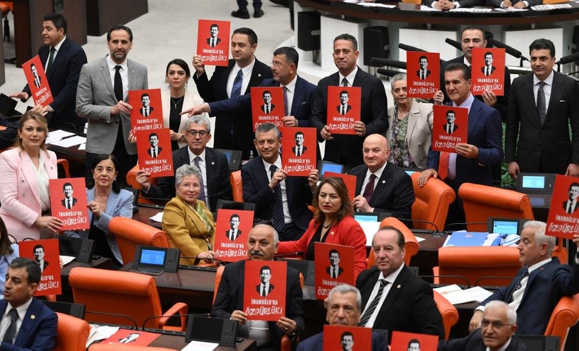 Özgür Özel, 'İmamoğlu’na özgürlük' döviziyle poz verdi - Resim: 3