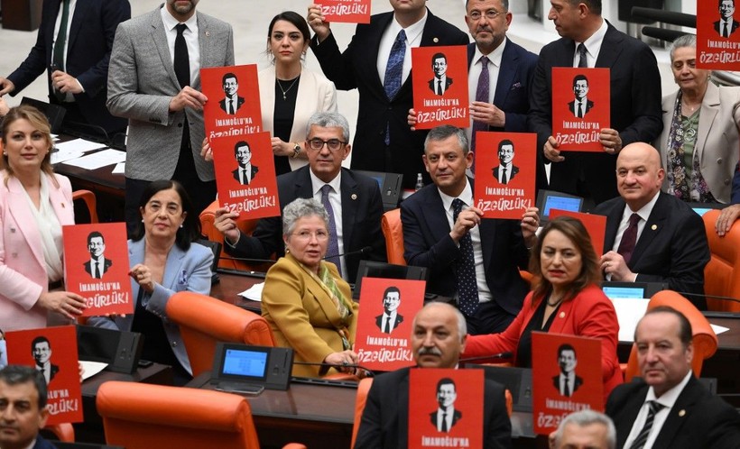 Özgür Özel, 'İmamoğlu’na özgürlük' döviziyle poz verdi - Resim: 2