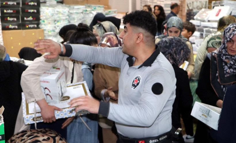 Yüzde 50 izdihamı: Birbirlerini ezdiler - Resim: 2