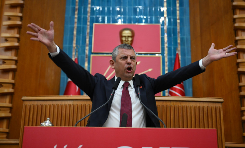 &Ouml;zg&uuml;r &Ouml;zel, WhatsApp konuşmalarını k&uuml;rs&uuml;den okudu - Resim : 3