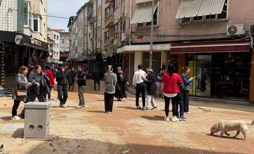 İstanbullular sokağa döküldü: Deprem herkesi korkuttu - Resim: 9