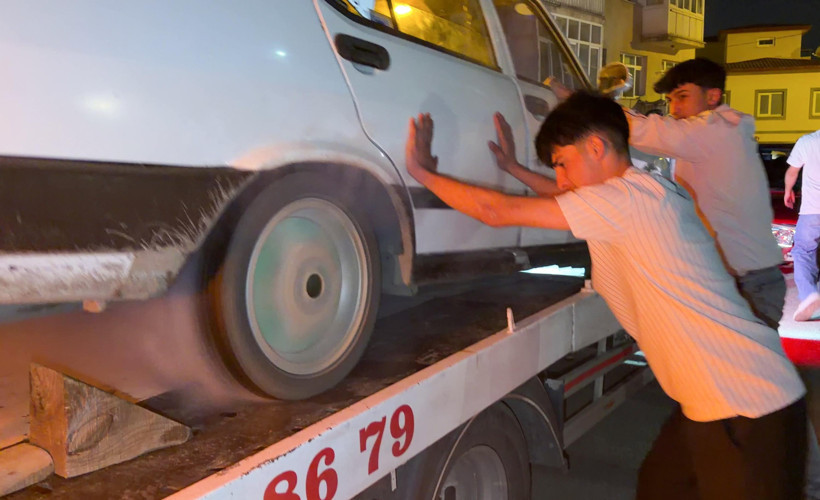 Meşalelerle kız istemeye gitti! &Ccedil;ekicideki otomobile patinaj yaptırdı - Resim : 3