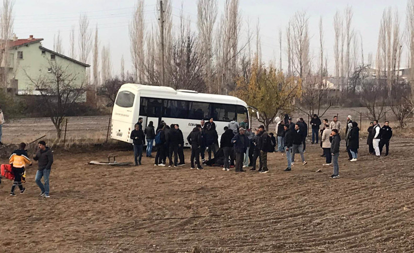 Kavşakta feci çarpışma: Öğrenci servisi tarlaya savruldu, 17 yaralı - Resim : 1