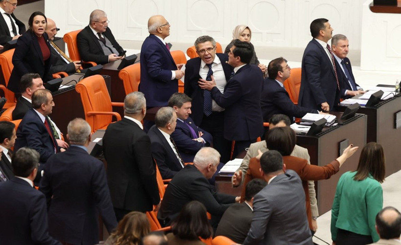Meclis karıştı: Milletvekilleri birbirlerinin üzerine yürüdü - Resim: 3
