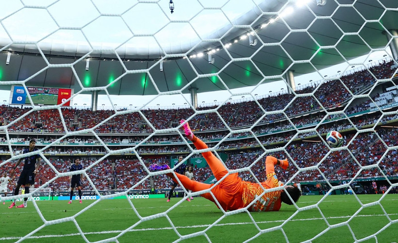 Muslera hem kendini hem Uruguay'ı yaktı! Oyundan çıkmak istedi, stadı terk etti: 0-1 - Resim: 2