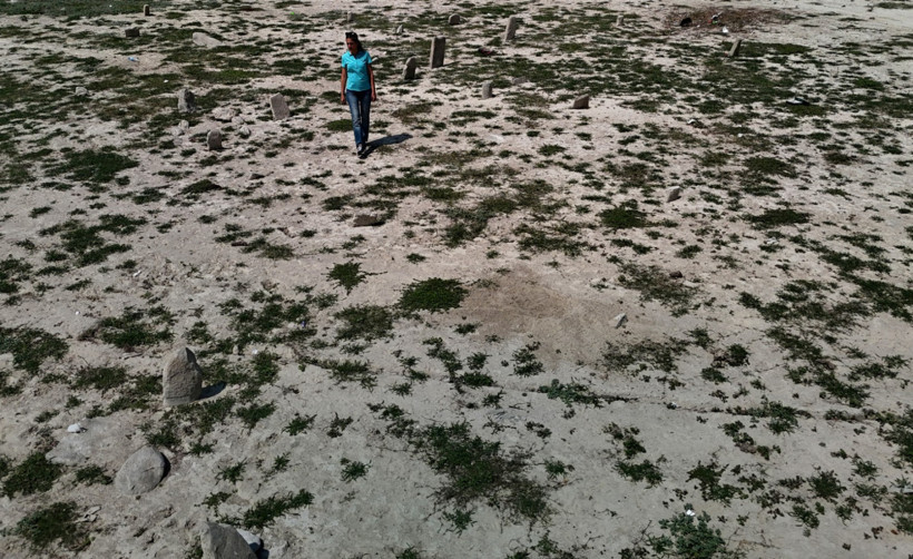 Kuraklık, 70 yıllık mezarları ortaya çıkardı - Resim : 2