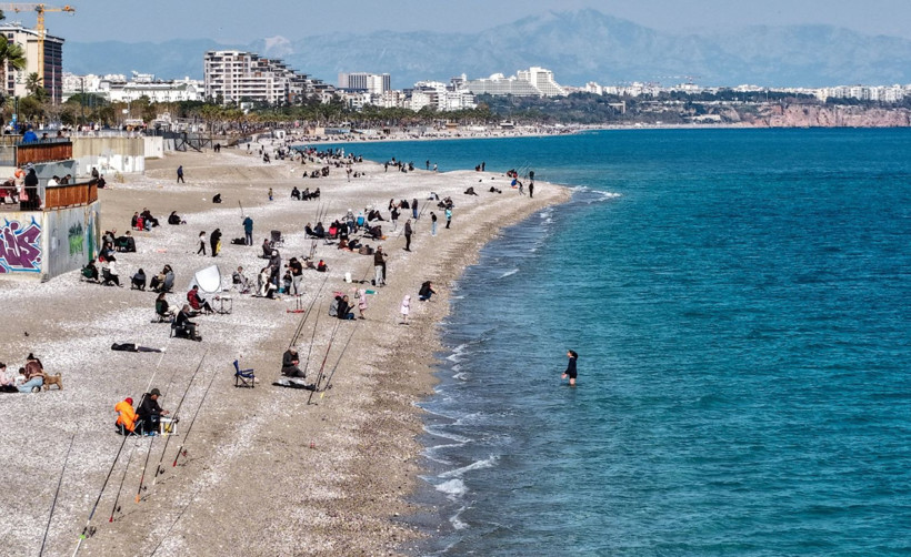 Antalya’da aynı gün iki mevsim: Sahilde deniz, zirvede kayak keyfi - Resim: 1