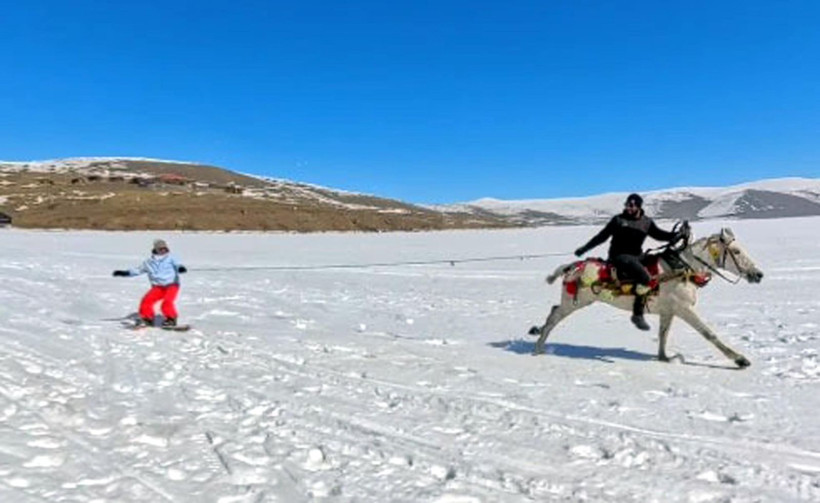 Atlar dörtnala, onlar snowboard’la! Çıldır Gölü'nde sınırları zorladılar - Resim: 2