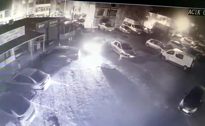 Yere düştü, üzerinden otomobil geçti - Resim : 1