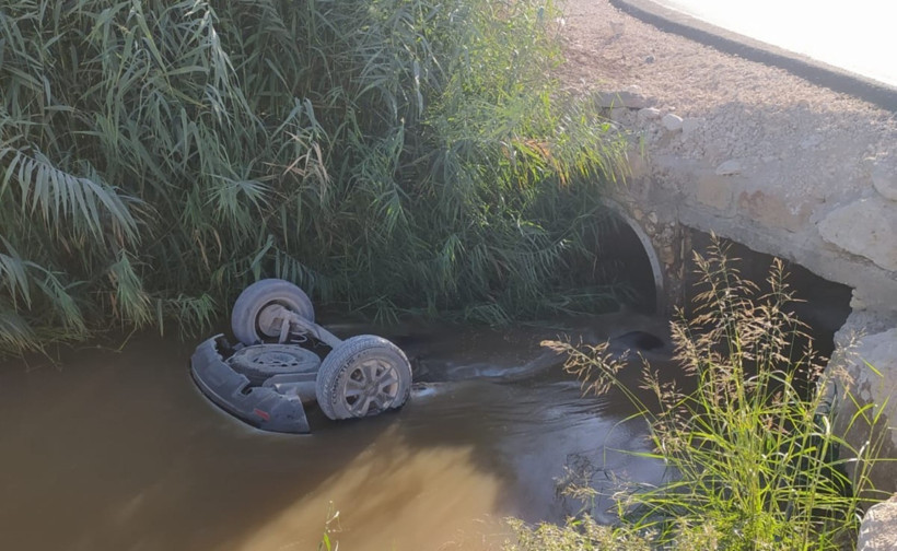Kanala uçan araçta facia: Baba-oğul can verdi - Resim : 1