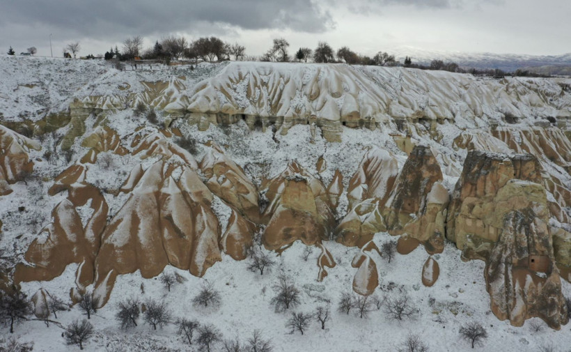 Kapadokya'daki peribacaları kar yağışıyla beyaza büründü - Resim: 5