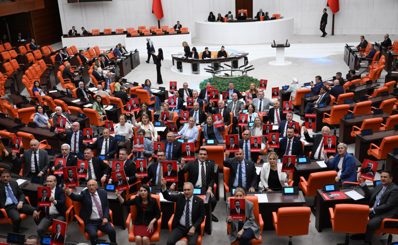 CHP milletvekilleri 'Erdoğan istifa' sloganlarıyla Adalet Bakanlığı'na yürüdü - Resim : 4