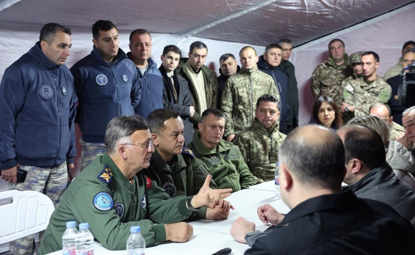 8 bin metre yükseklikte üçe bölündü: Olay yeri böyle görüntülendi - Resim: 20