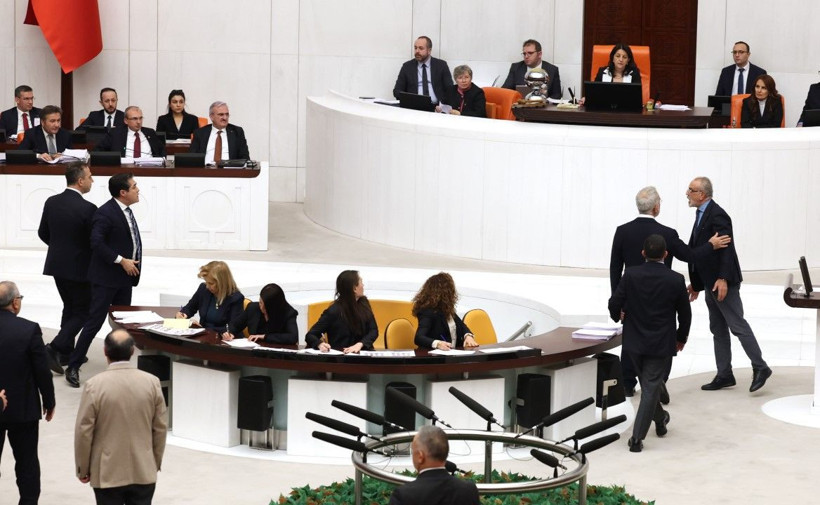Meclis karıştı: Milletvekilleri birbirlerinin üzerine yürüdü - Resim: 6