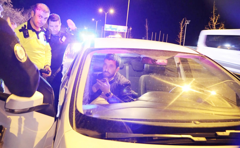 Olaylı gece: Müdürün şoförü alkollü yakalandı, zorluk üstüne zorluk çıkardı - Resim : 1
