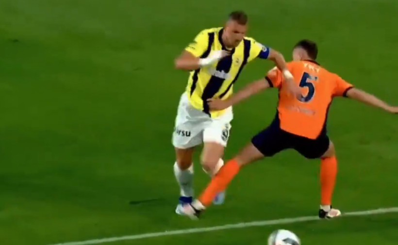 İki kırmızı, iki penaltı: Fenerbahçe maçına hakem damgası! - Resim : 1