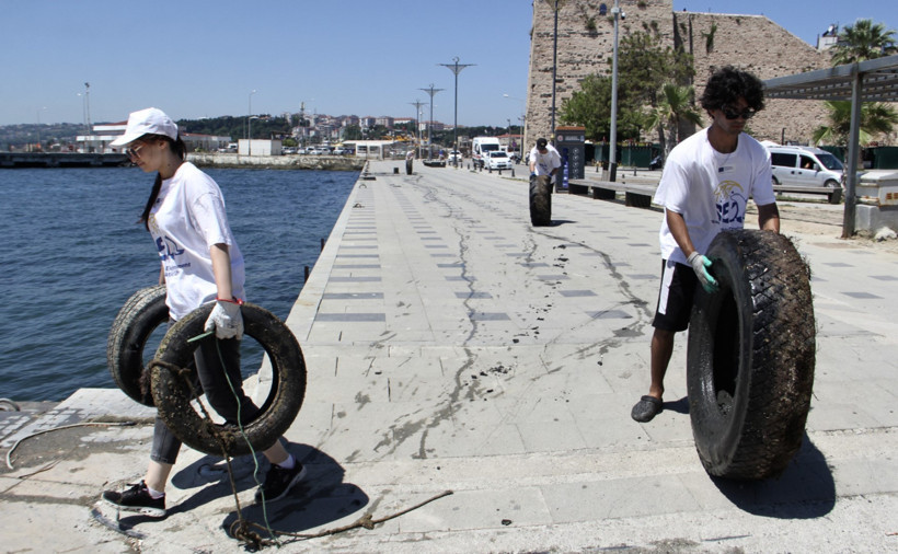 Pazar yeri değil, denizin dibi! Merdiven, korniş, kamyon lastiği ne ararsan var - Resim : 1