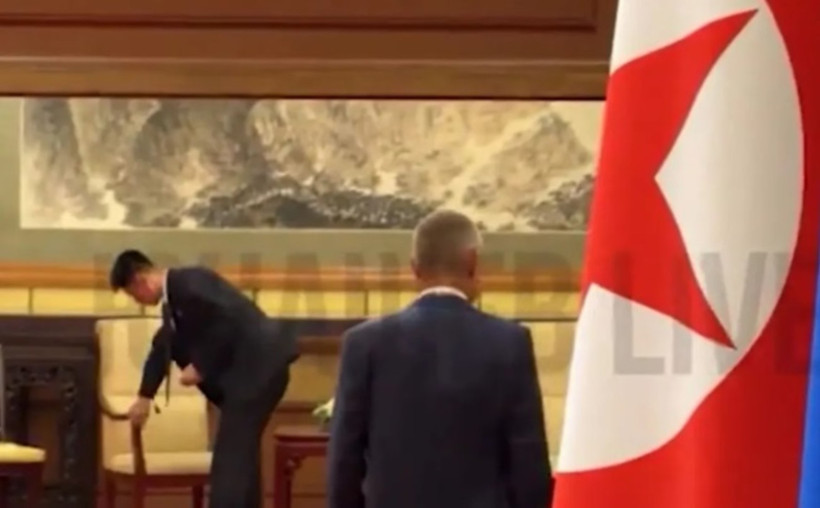 Oturduğu yerleri temizleten Kim paranoyak mı haklı mı? - Resim : 1