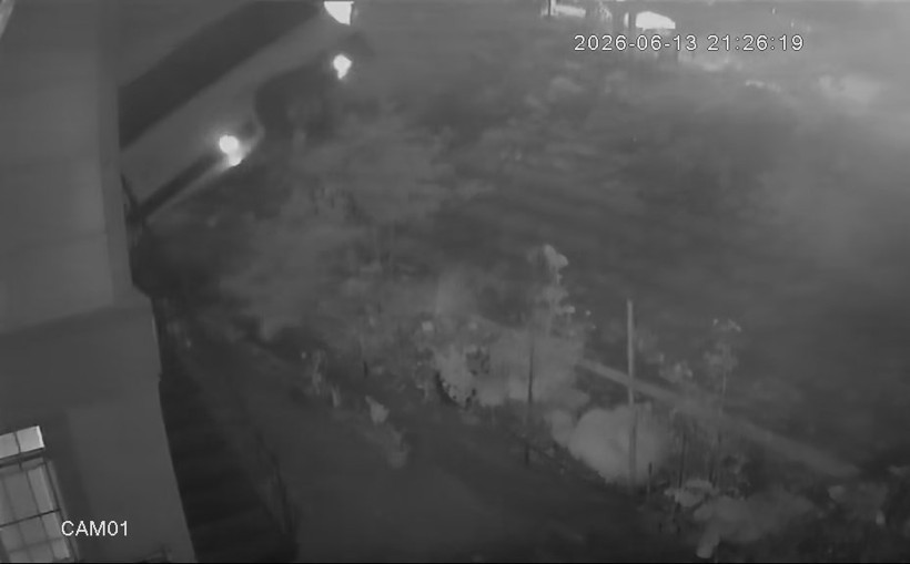 Evin bahçesine uçan minibüsten sağ çıkamadı - Resim : 1