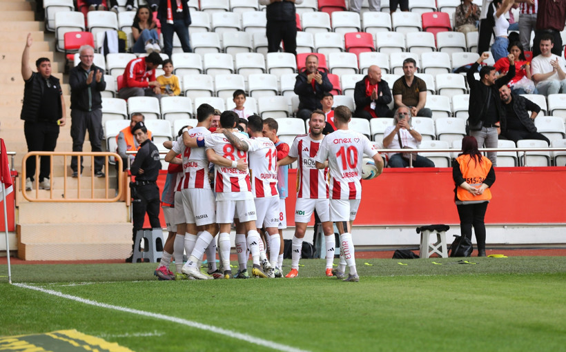 Antalya'daki derbide akılalmaz hata, maçın kaderini belirledi - Resim : 1