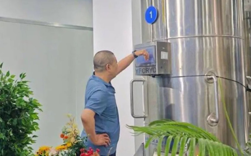 Ölümsüz aşk sembolüydü... Ölen eşinin bedenini donduran adamın yeni ilişkisi tartışma yarattı - Resim : 1