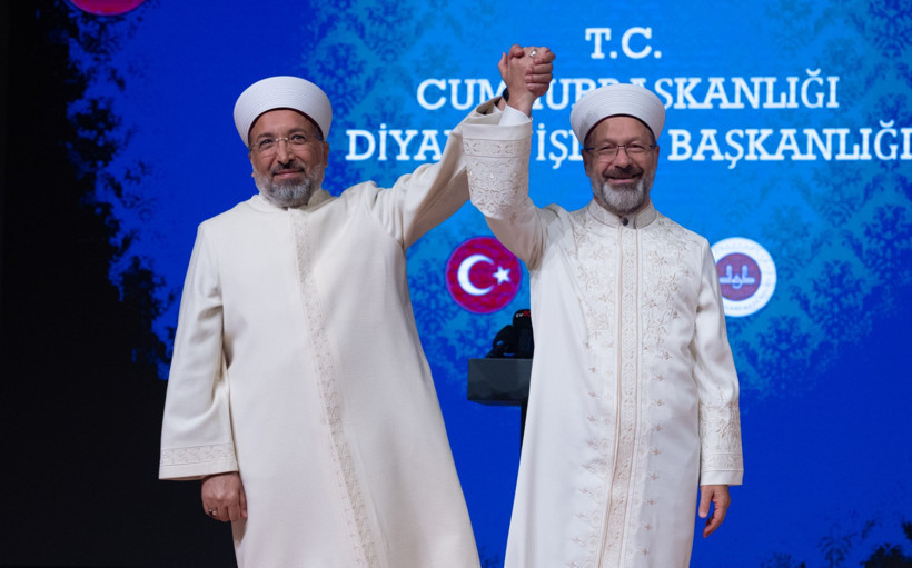 Diyanet'te devir teslim: Yeni başkan, Ali Erbaş'ın elini öptü - Resim : 1