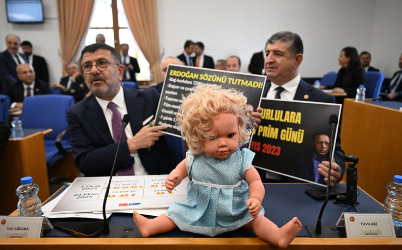 CHP'den oyuncak bebekli bütçe protestosu - Resim : 1
