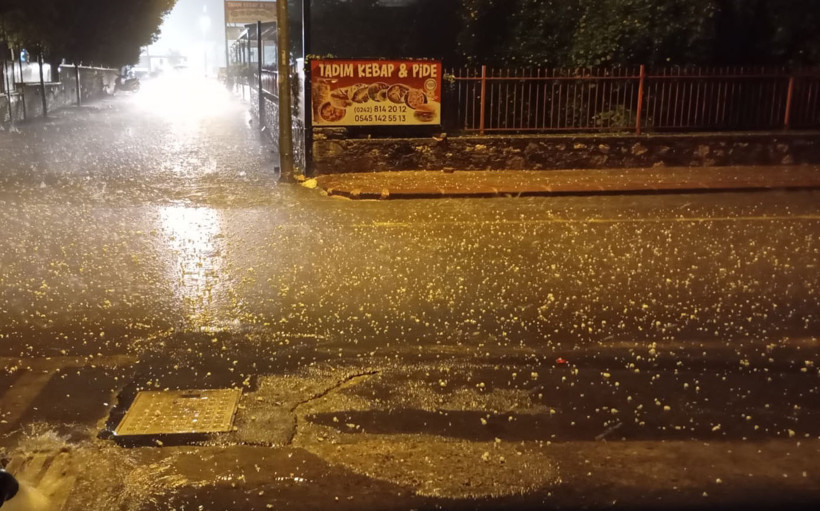 Antalya’da sağanak fırtınaya döndü: Ceviz büyüklüğünde dolu yağdı - Resim : 1
