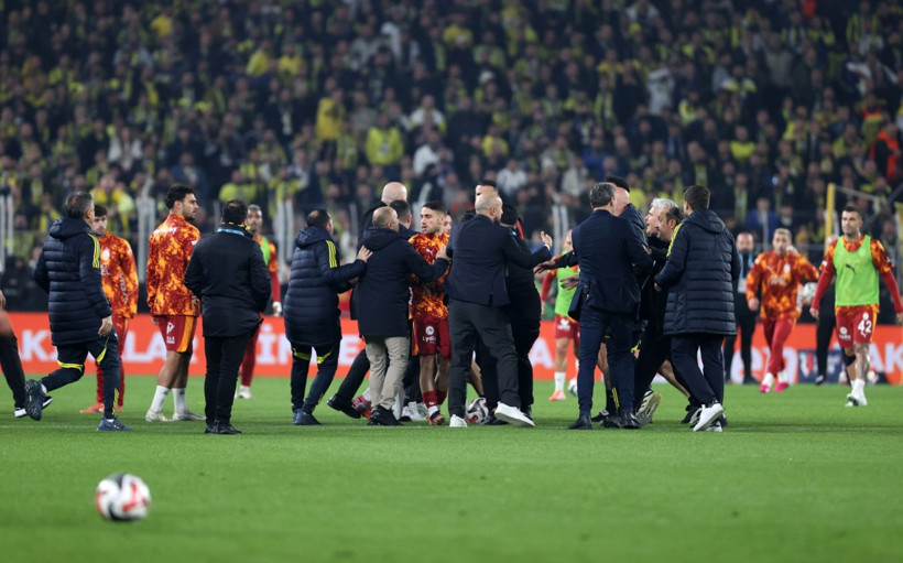Fenerbahçe–Galatasaray derbisi öncesi şok kavga: Yıldız futbolcular birbirine girdi - Resim: 2