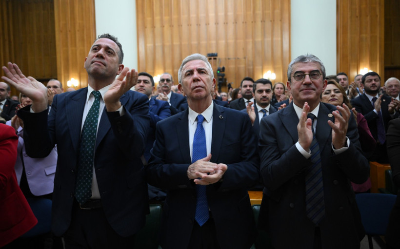 &Ouml;zg&uuml;r &Ouml;zel, WhatsApp konuşmalarını k&uuml;rs&uuml;den okudu - Resim : 2