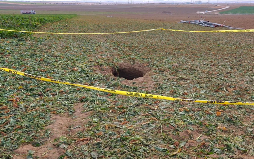 Aynı ilçede bir obruk daha: Tarlasına gittiğinde fark etti - Resim : 1