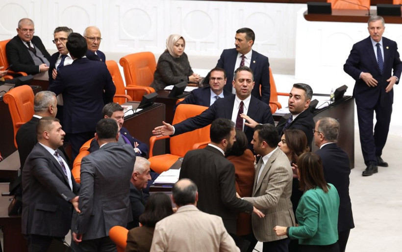 Meclis karıştı: Milletvekilleri birbirlerinin üzerine yürüdü - Resim: 2