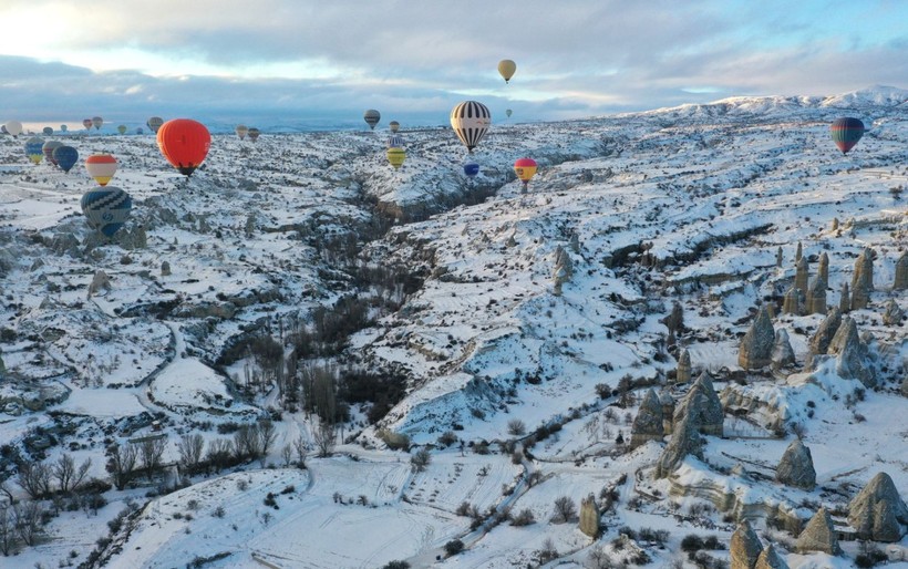 Kapadokya'da sıcak hava balonları 18 günlük aradan sonra gökyüzünü renklendirdi - Resim: 10