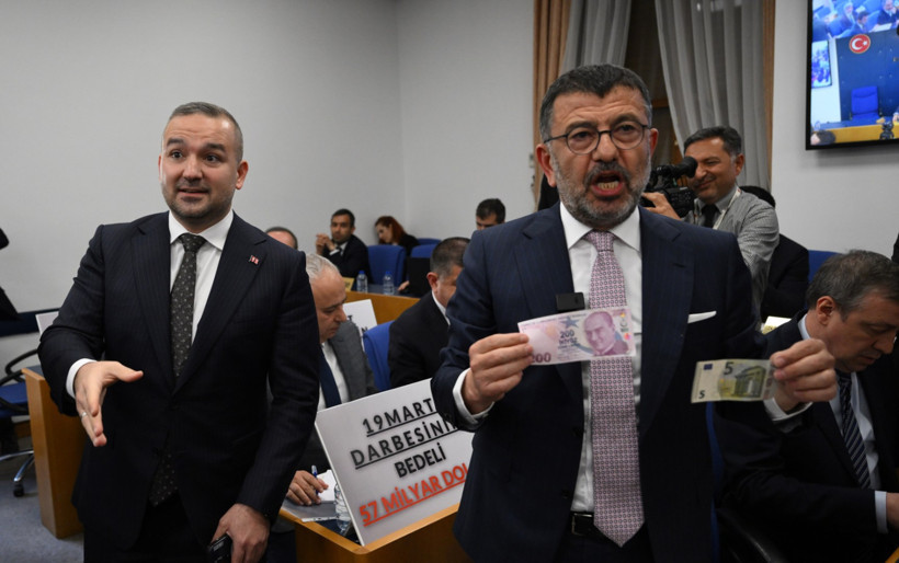 CHP'li vekillerden Karahan'a rezervli, dövizli protesto - Resim : 1